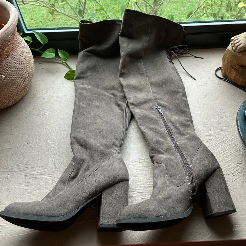 SO Stylish Women's Knee-High Boots Gray Faux Suede Flirty Sexy Size 8.5